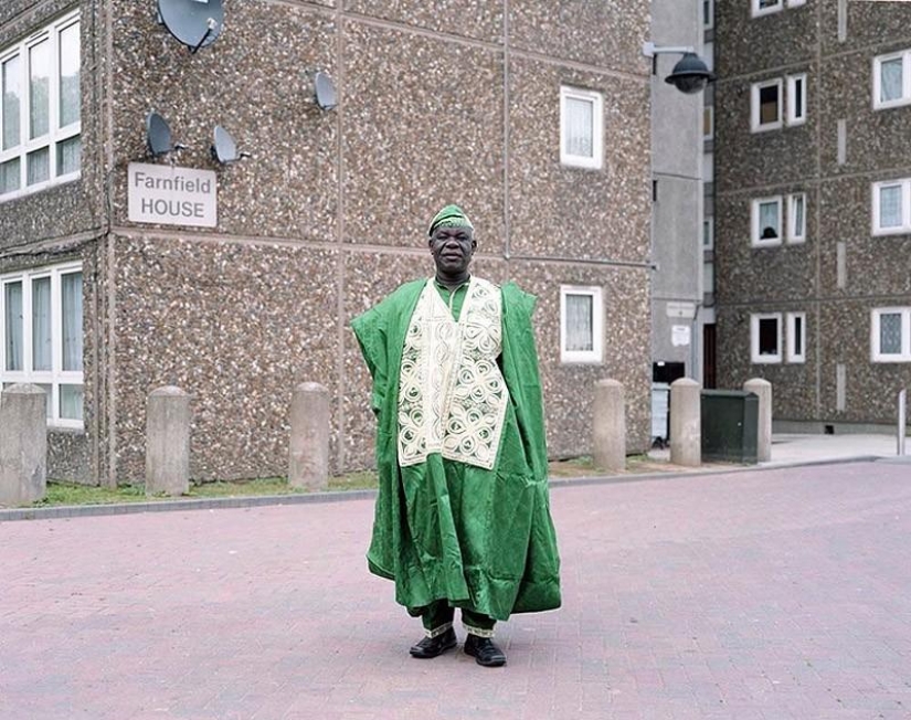 Small worlds of London: emigrants in national costumes