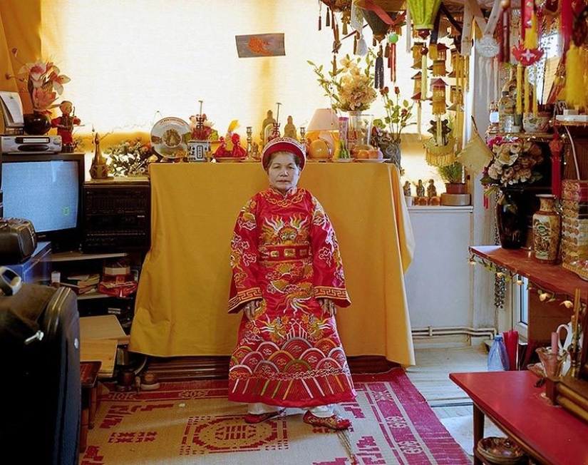 Small worlds of London: emigrants in national costumes