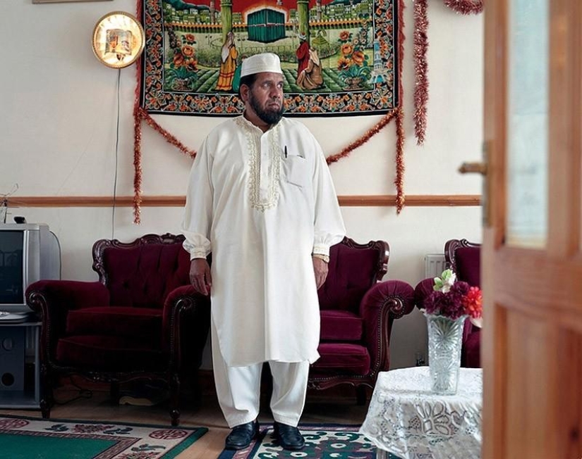 Small worlds of London: emigrants in national costumes