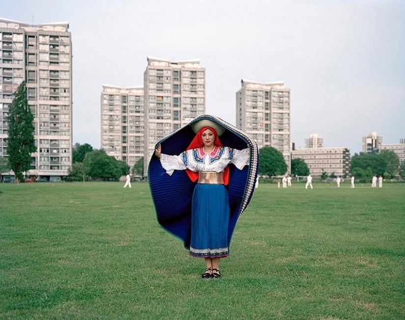 Small worlds of London: emigrants in national costumes