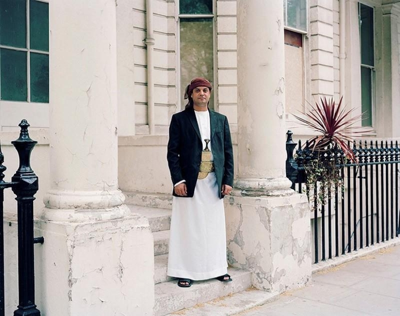 Small worlds of London: emigrants in national costumes