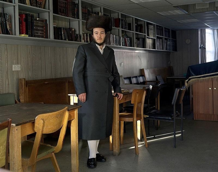Small worlds of London: emigrants in national costumes