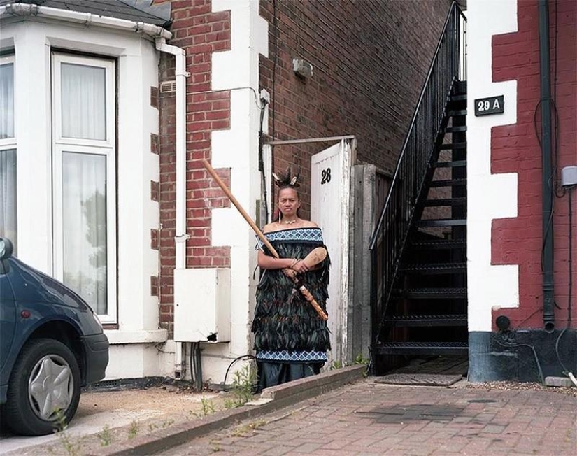 Small worlds of London: emigrants in national costumes