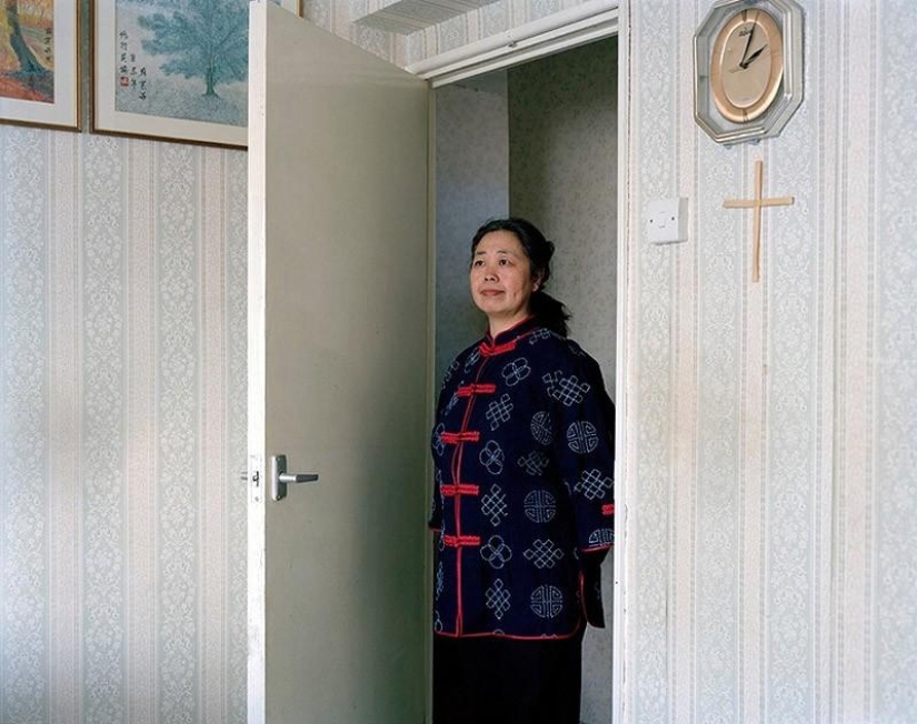 Small worlds of London: emigrants in national costumes