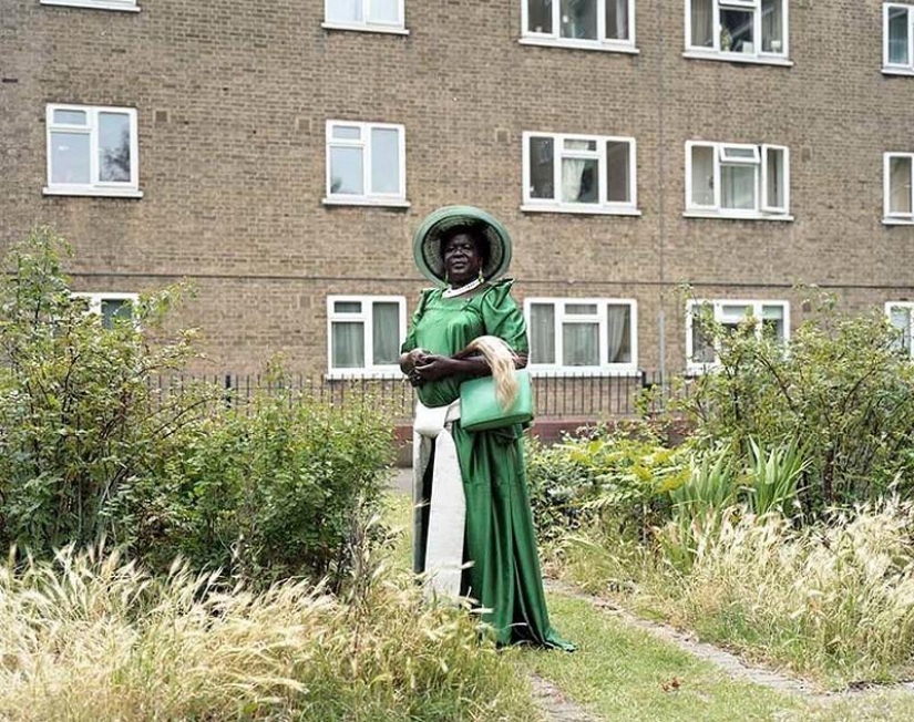 Small worlds of London: emigrants in national costumes