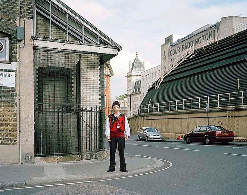Small worlds of London: emigrants in national costumes