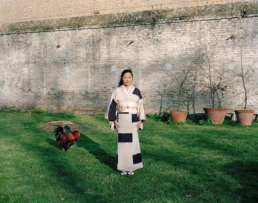 Small worlds of London: emigrants in national costumes