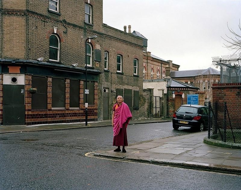 Small worlds of London: emigrants in national costumes