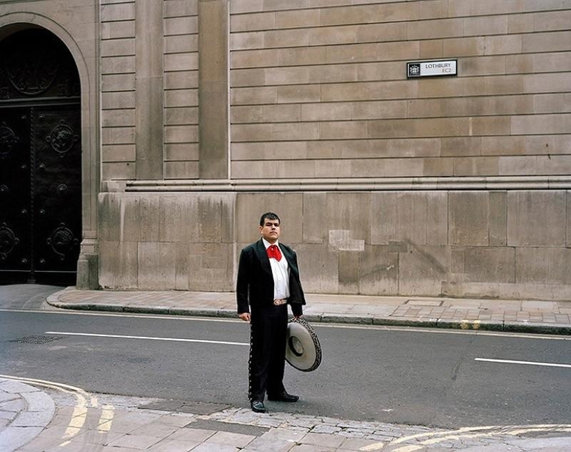 Small worlds of London: emigrants in national costumes