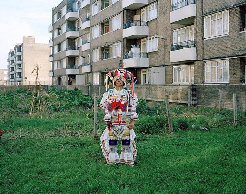 Small worlds of London: emigrants in national costumes