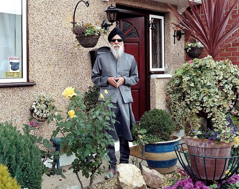 Small worlds of London: emigrants in national costumes