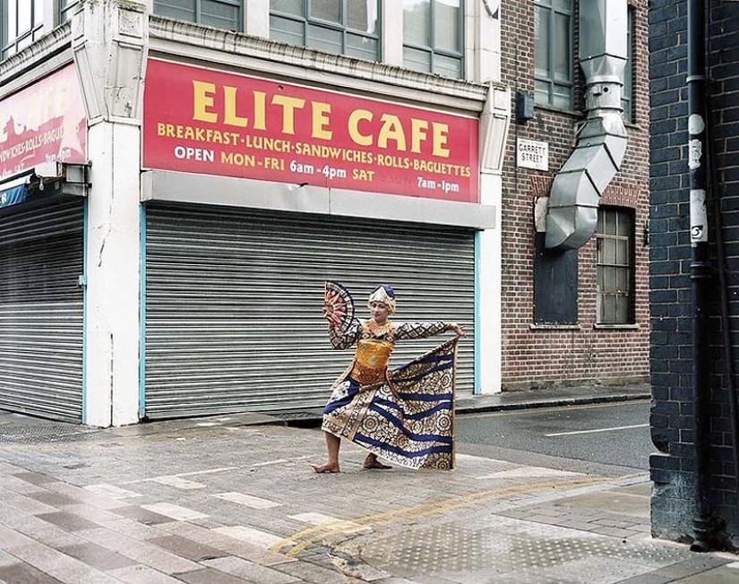 Small worlds of London: emigrants in national costumes
