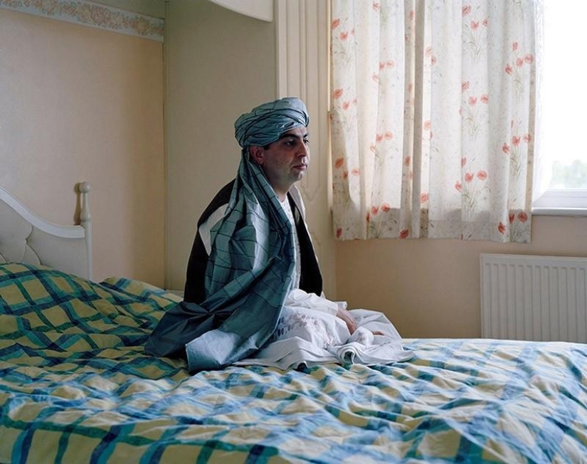 Small worlds of London: emigrants in national costumes