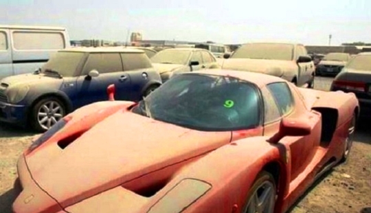 Sobre los problemas de Dubai: se han acumulado demasiados Ferrari abandonados en los estacionamientos Sobre los problemas de Dubai: se han acumulado demasiados Ferrari abandonados en los estacionamientos