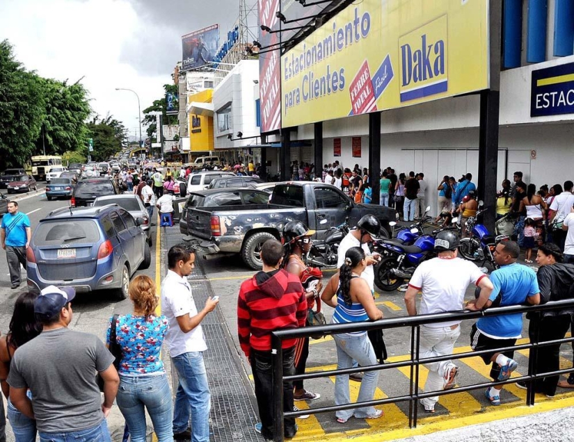 Socialist "occupation" in Venezuela: The army seized shops and distributes goods almost for free Socialist "occupation" in Venezuela: The army seized shops and distributes goods almost for free