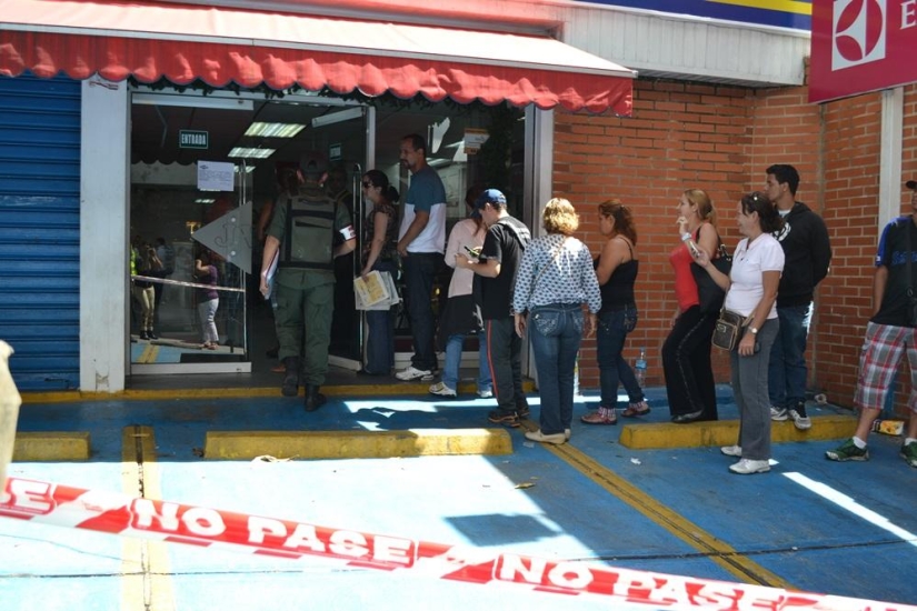 Socialist "occupation" in Venezuela: The army seized shops and distributes goods almost for free Socialist "occupation" in Venezuela: The army seized shops and distributes goods almost for free