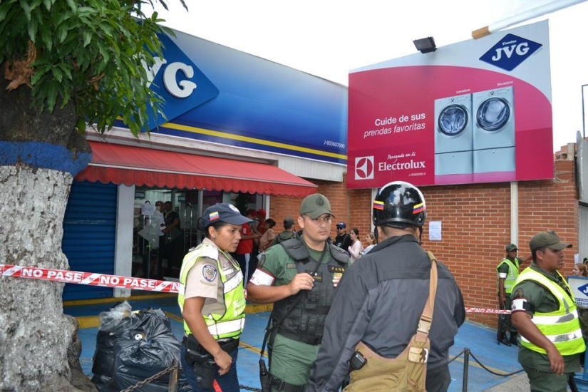 Socialist "occupation" in Venezuela: The army seized shops and distributes goods almost for free Socialist "occupation" in Venezuela: The army seized shops and distributes goods almost for free