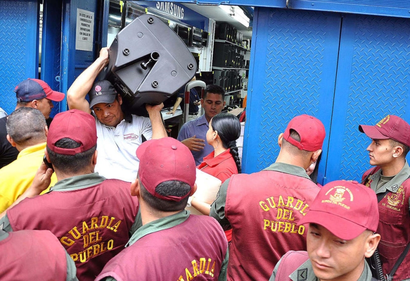 Socialist "occupation" in Venezuela: The army seized shops and distributes goods almost for free Socialist "occupation" in Venezuela: The army seized shops and distributes goods almost for free