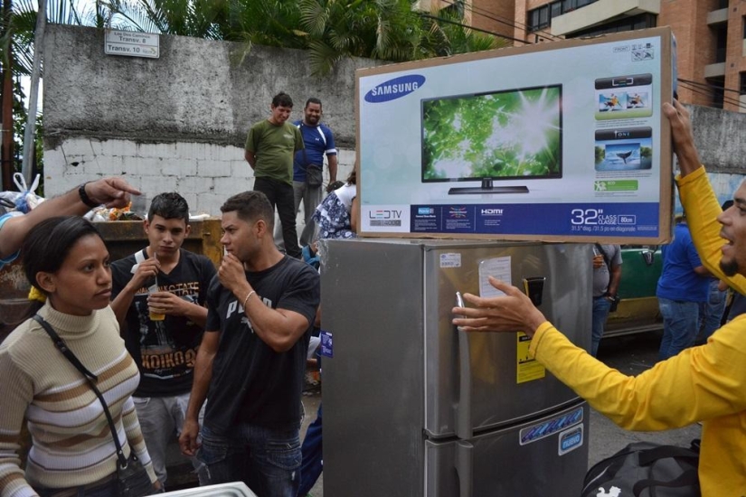 Socialist "occupation" in Venezuela: The army seized shops and distributes goods almost for free Socialist "occupation" in Venezuela: The army seized shops and distributes goods almost for free
