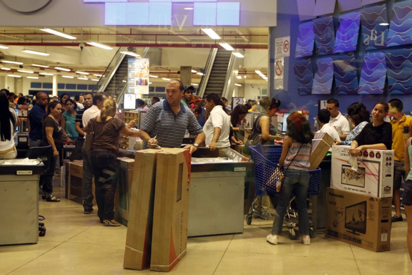 Socialist "occupation" in Venezuela: The army seized shops and distributes goods almost for free Socialist "occupation" in Venezuela: The army seized shops and distributes goods almost for free