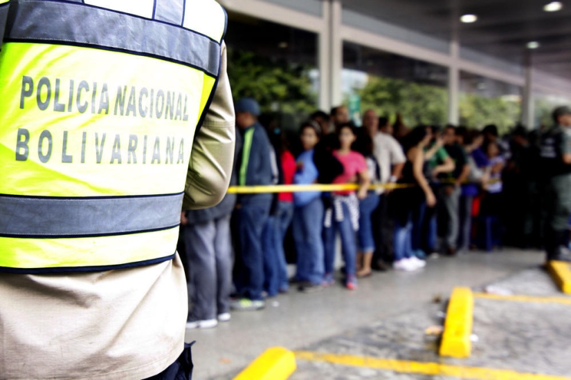 Socialist "occupation" in Venezuela: The army seized shops and distributes goods almost for free Socialist "occupation" in Venezuela: The army seized shops and distributes goods almost for free