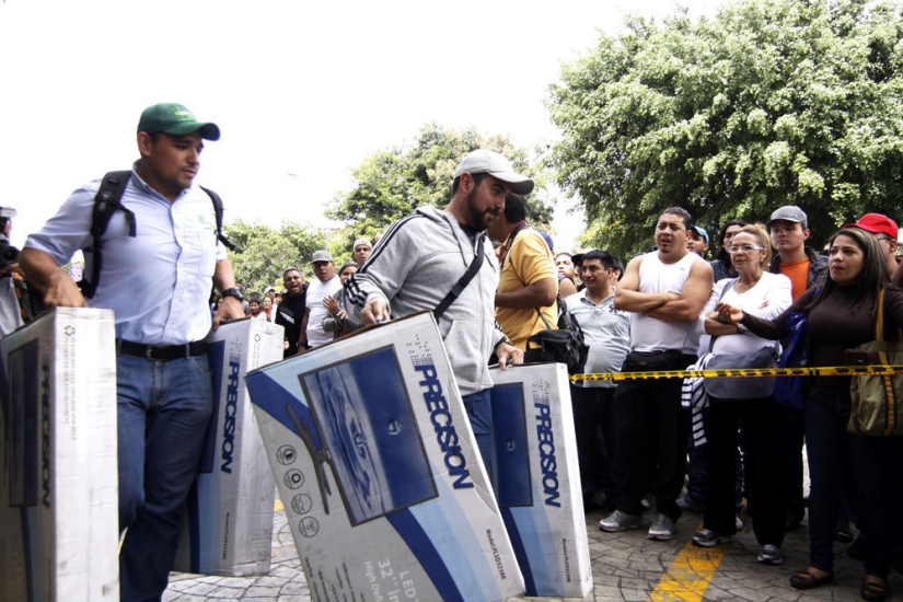 Socialist "occupation" in Venezuela: The army seized shops and distributes goods almost for free Socialist "occupation" in Venezuela: The army seized shops and distributes goods almost for free