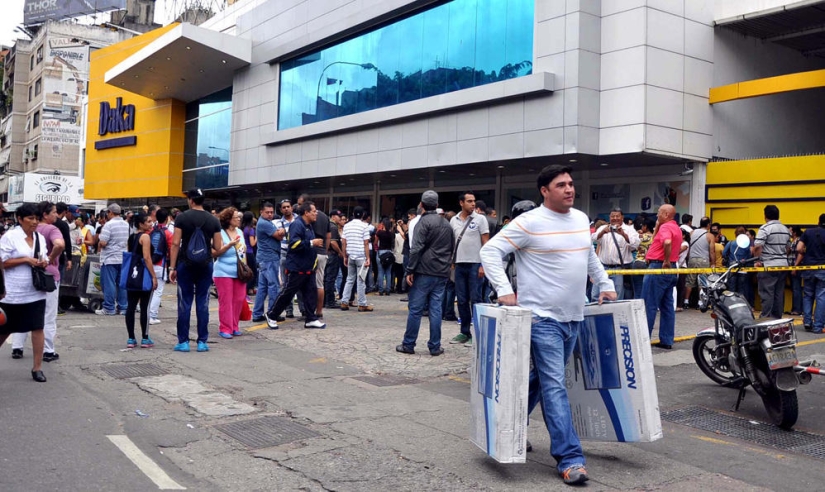 Socialist "occupation" in Venezuela: The army seized shops and distributes goods almost for free Socialist "occupation" in Venezuela: The army seized shops and distributes goods almost for free
