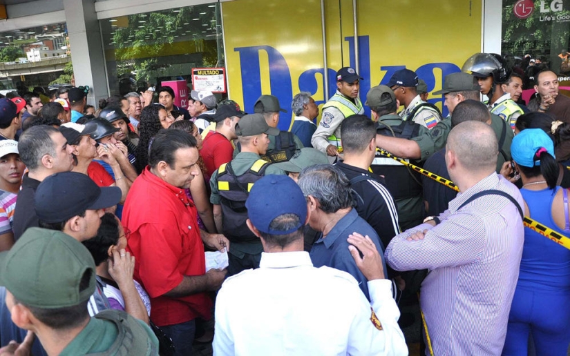 Socialist "occupation" in Venezuela: The army seized shops and distributes goods almost for free Socialist "occupation" in Venezuela: The army seized shops and distributes goods almost for free