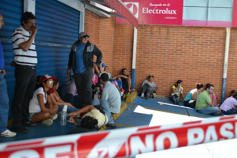 Socialist "occupation" in Venezuela: The army seized shops and distributes goods almost for free Socialist "occupation" in Venezuela: The army seized shops and distributes goods almost for free