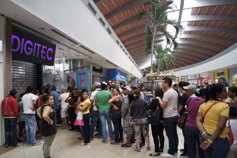 Socialist "occupation" in Venezuela: The army seized shops and distributes goods almost for free Socialist "occupation" in Venezuela: The army seized shops and distributes goods almost for free