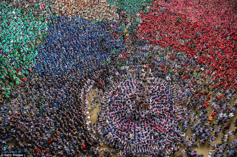 Solo el cielo es más alto: cómo los españoles construyen torres gigantes de personas
