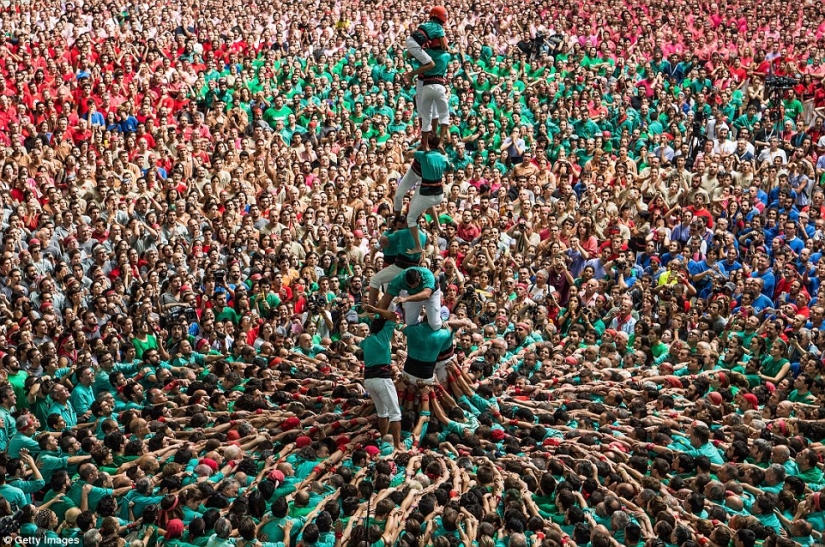 Solo el cielo es más alto: cómo los españoles construyen torres gigantes de personas