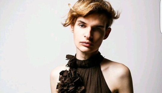 Sophia Young: una amiga entre extraños, una extraña entre amigos