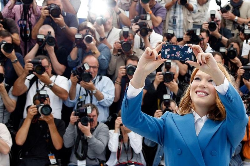 Stars take selfies in Cannes Stars take selfies in Cannes