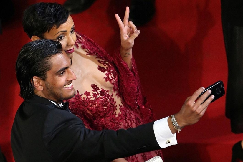 Stars take selfies in Cannes Stars take selfies in Cannes