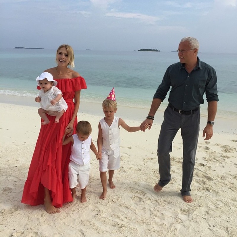 Stars with many children with a perfect body