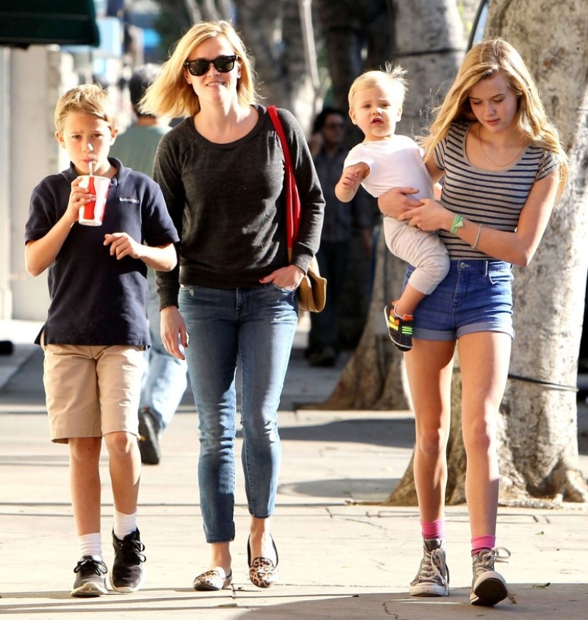 Stars with many children with a perfect body