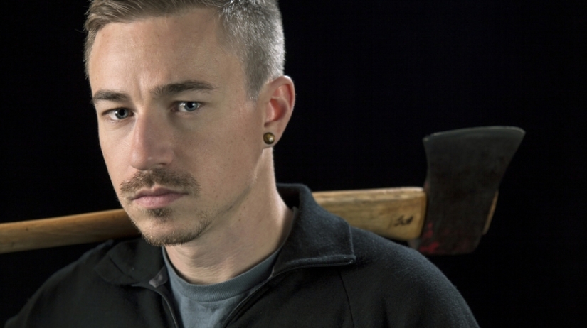 Stay alive at all costs Stay alive at all costs