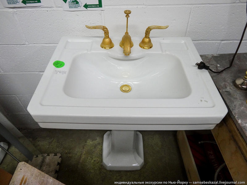 Store of used construction goods