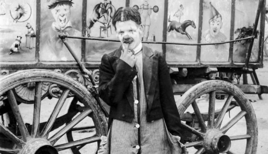 Strange costumes, acrobats and creepy clowns - photographs of a traveling circus in 1910