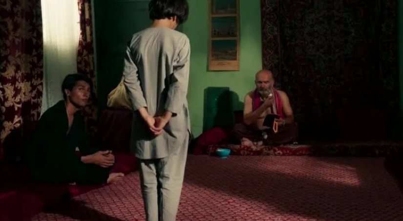 Strange entertainment of men in Afghanistan: why do they need boys 10-12 years old "Bacha-bazi"