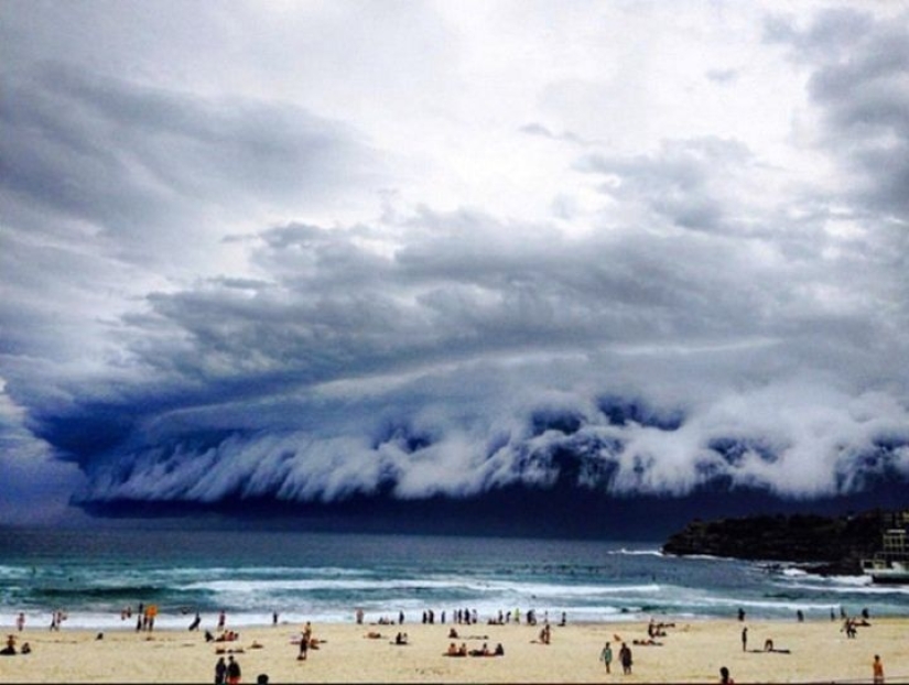 Strange tsunami cloud over Sydney