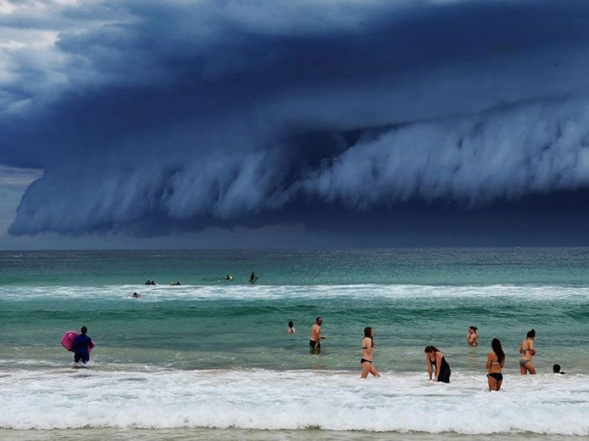Strange tsunami cloud over Sydney