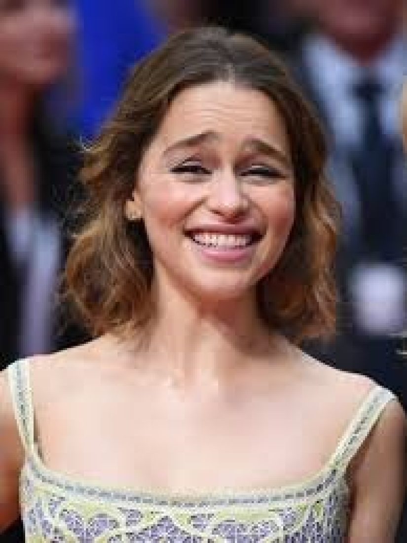 'Sus cejas viven sus propias vidas': los fanáticos se ríen de las expresivas expresiones faciales de Emilia Clarke en una nueva entrevista