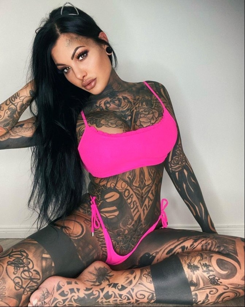 Tattoo model Mara Inkperial: her entire body is covered in tattoos