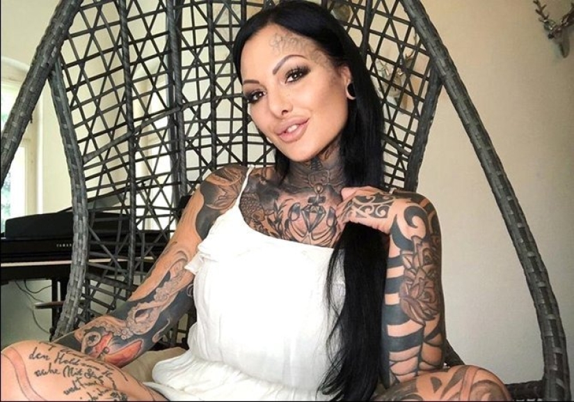 Tattoo model Mara Inkperial: her entire body is covered in tattoos