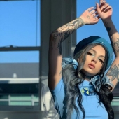 Taylor blanco tatuaje modelo con un carácter angelical