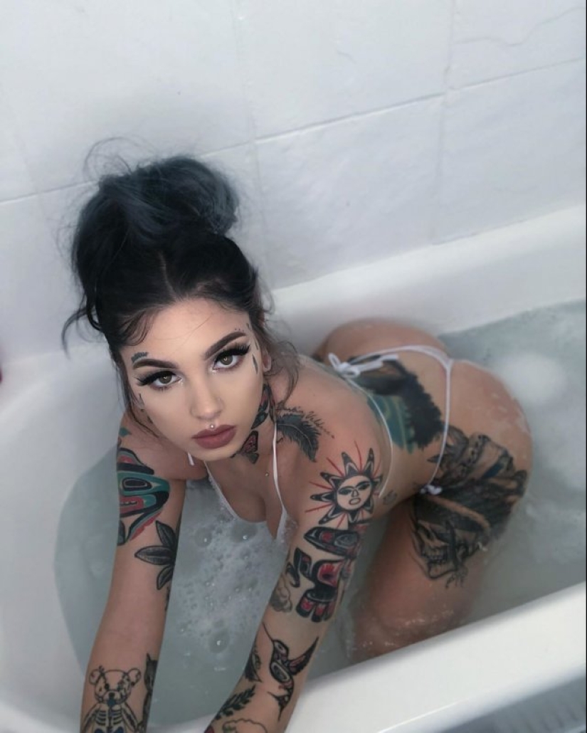 Taylor blanco tatuaje modelo con un carácter angelical