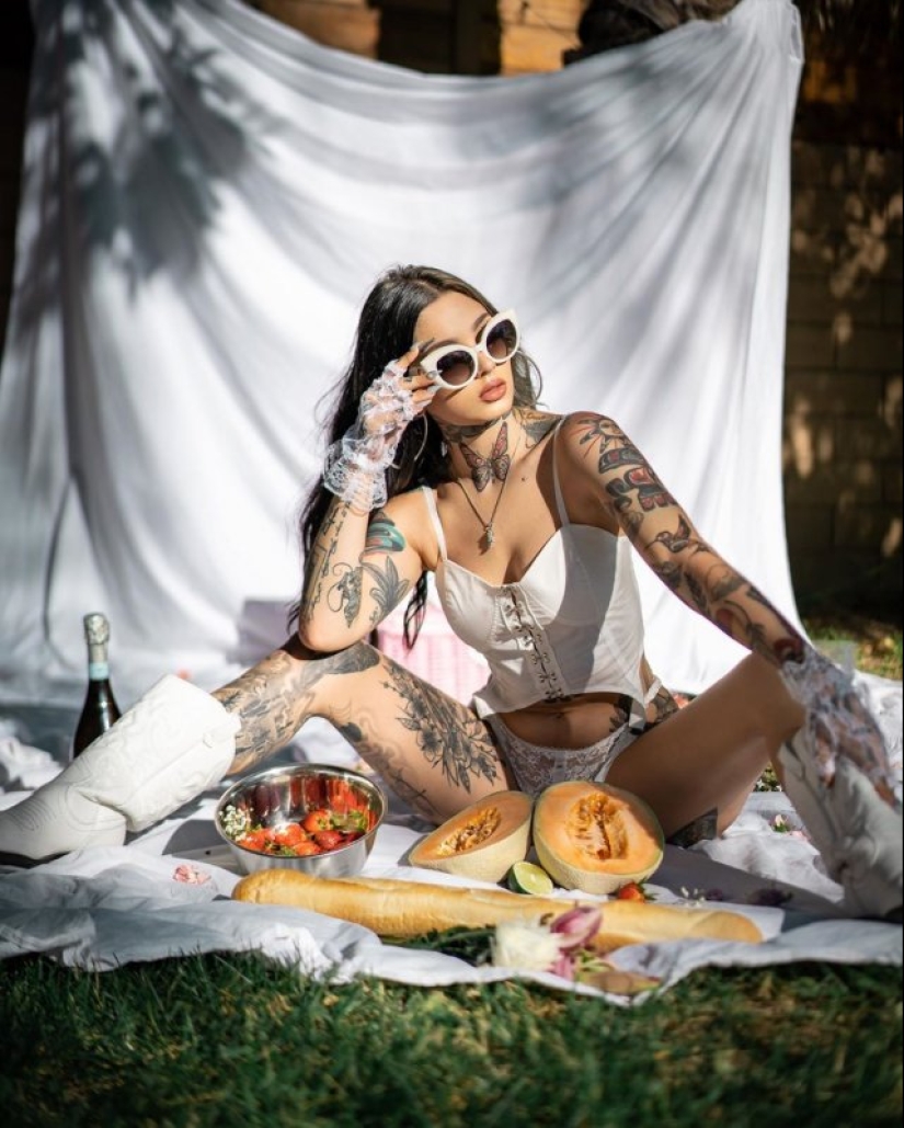 Taylor blanco tatuaje modelo con un carácter angelical