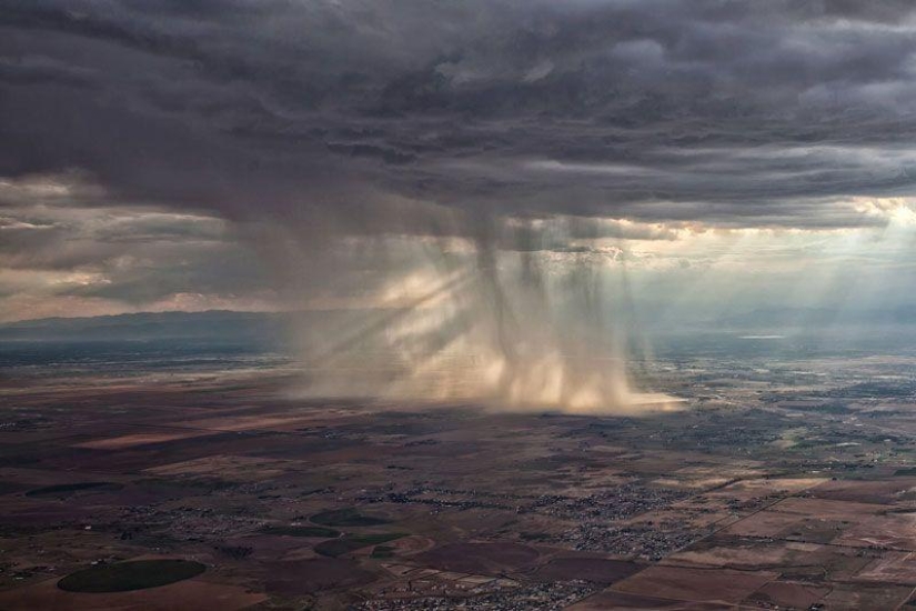 Terrifying beauty of thunderclouds